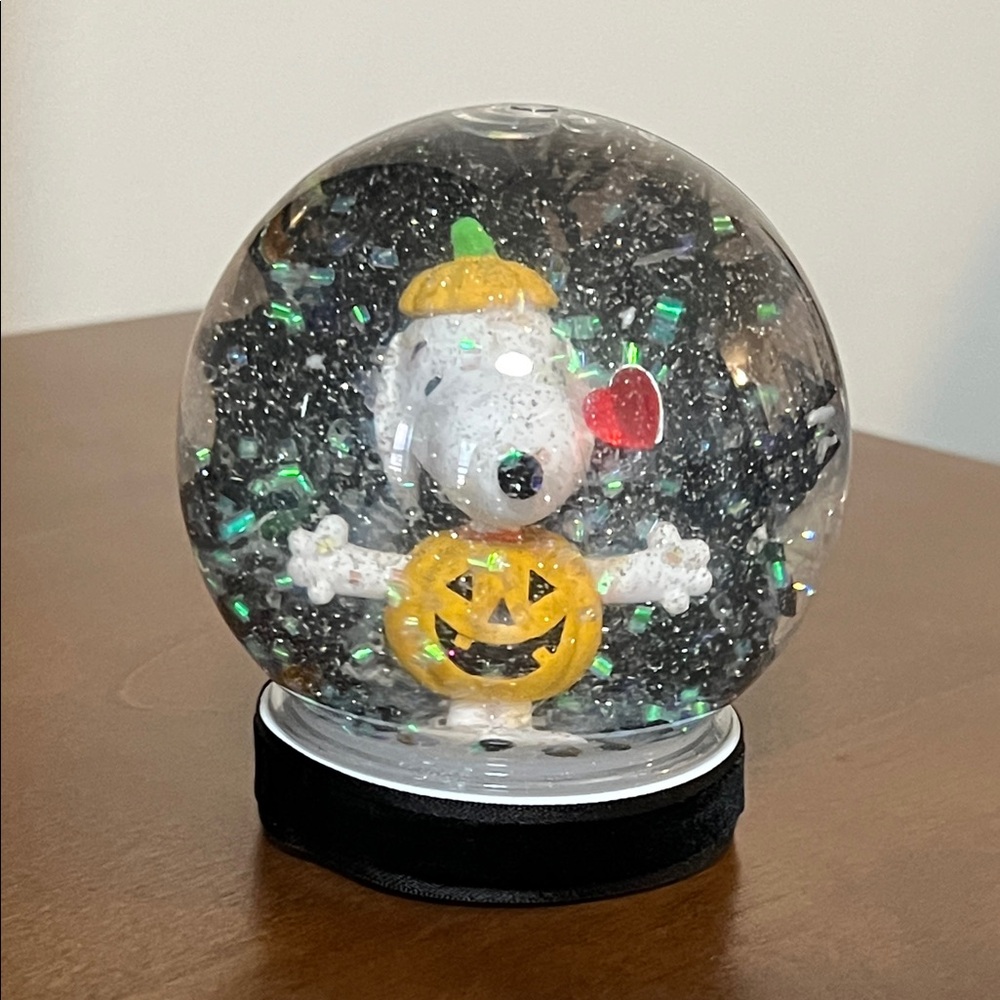 SNOOPY Pumpkin Snow Globe - Picture 2 of 13